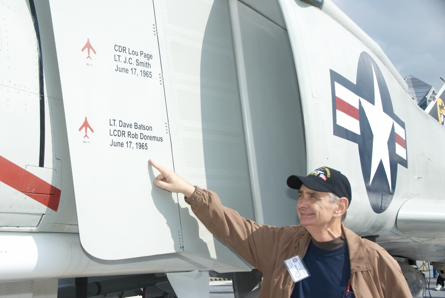 Al Wedemeyer points to Dave Batson and Rob Doremus names on a F4 phantom aboard USS Midway